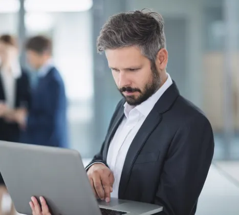 Agent za nekretnine pregleda ponudu na laptopu